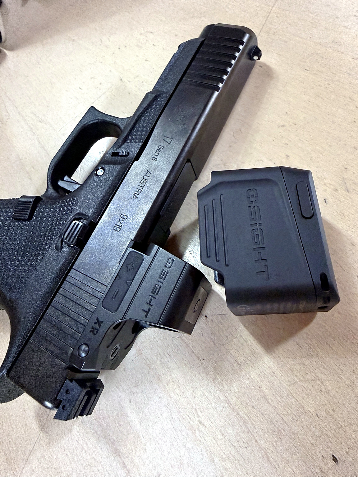 Magnetische Ladeabdeckung des OSIGHT XR auf Glock 17 Gen6