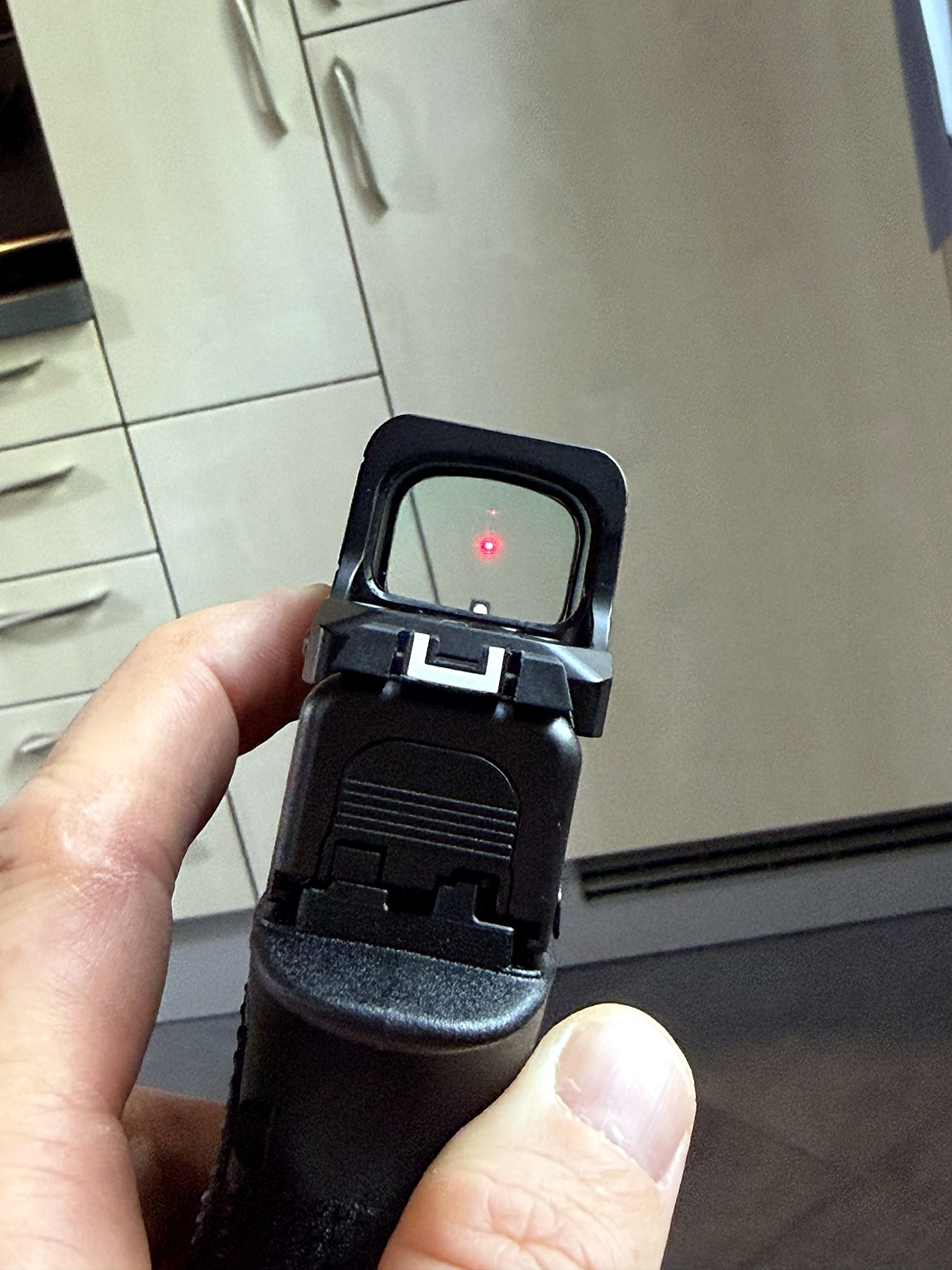 Blick durch das OSIGHT XR auf der Glock 17 Gen6 mit rotem Punkt