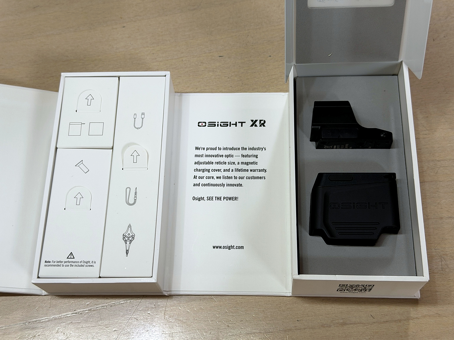 OSIGHT XR Verpackung mit Rotpunktvisier und magnetischer Ladeabdeckung